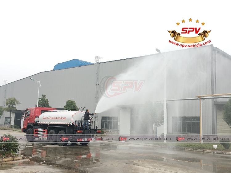10,000 litres Off-road Water Tanker Truck Sinotruk - Water Cannon - M